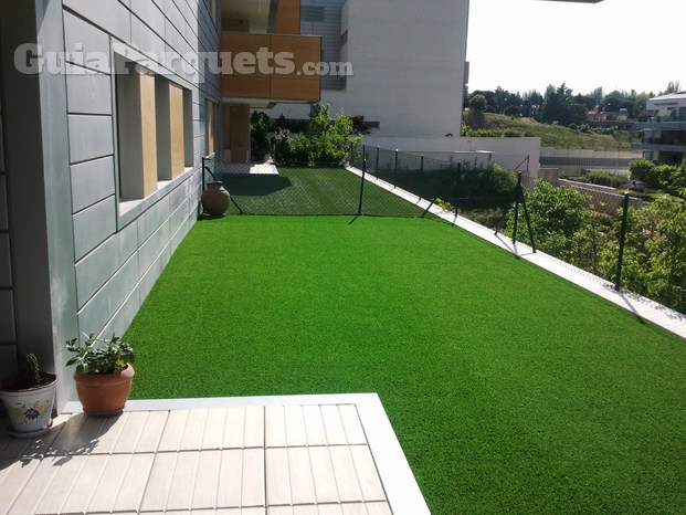 Terraza con césped artificial Ecocestal